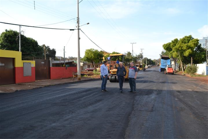 Rua São Paulo recebe pavimentação asfáltica